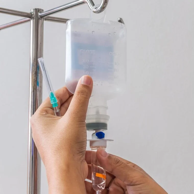 cropped-hands-doctor-holding-iv-drip_5667-1395